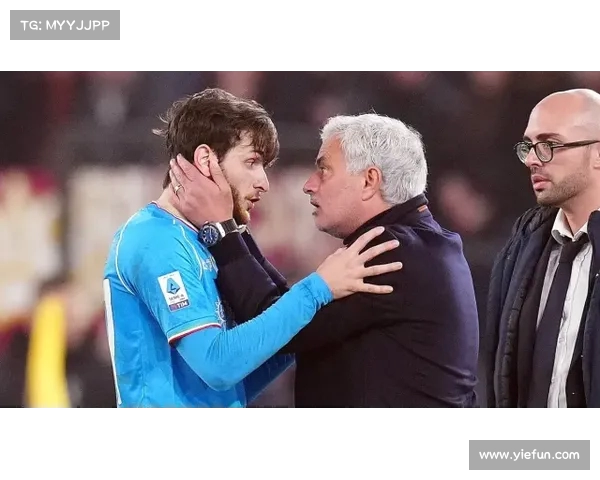 老对手重逢费内巴切击败拉齐奥赛后穆里尼奥与萨里亲切合影