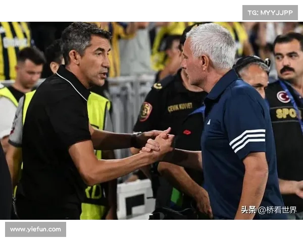 老对手重逢费内巴切击败拉齐奥赛后穆里尼奥与萨里亲切合影 老对手重逢费内巴切击败拉齐奥赛后穆里尼奥与萨里亲切合影